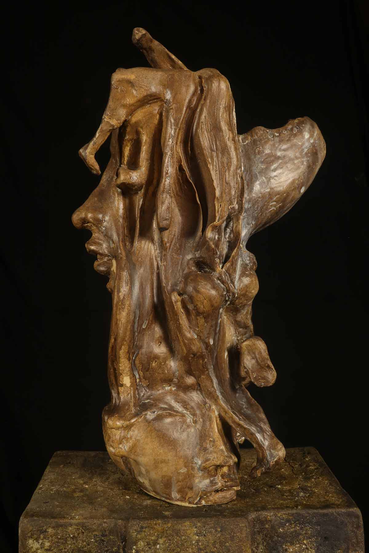 Sculpture « Apparitions… » ∼ « Appareances… » // H: 43 cm (H. base: 27cm). // Grès, sigillée (cuisson bois); socle en grès incrusté de mystères ∼ Stoneware, sigillated (wood kiln); stoneware plinth encrusted with mysteries // 2018/2020