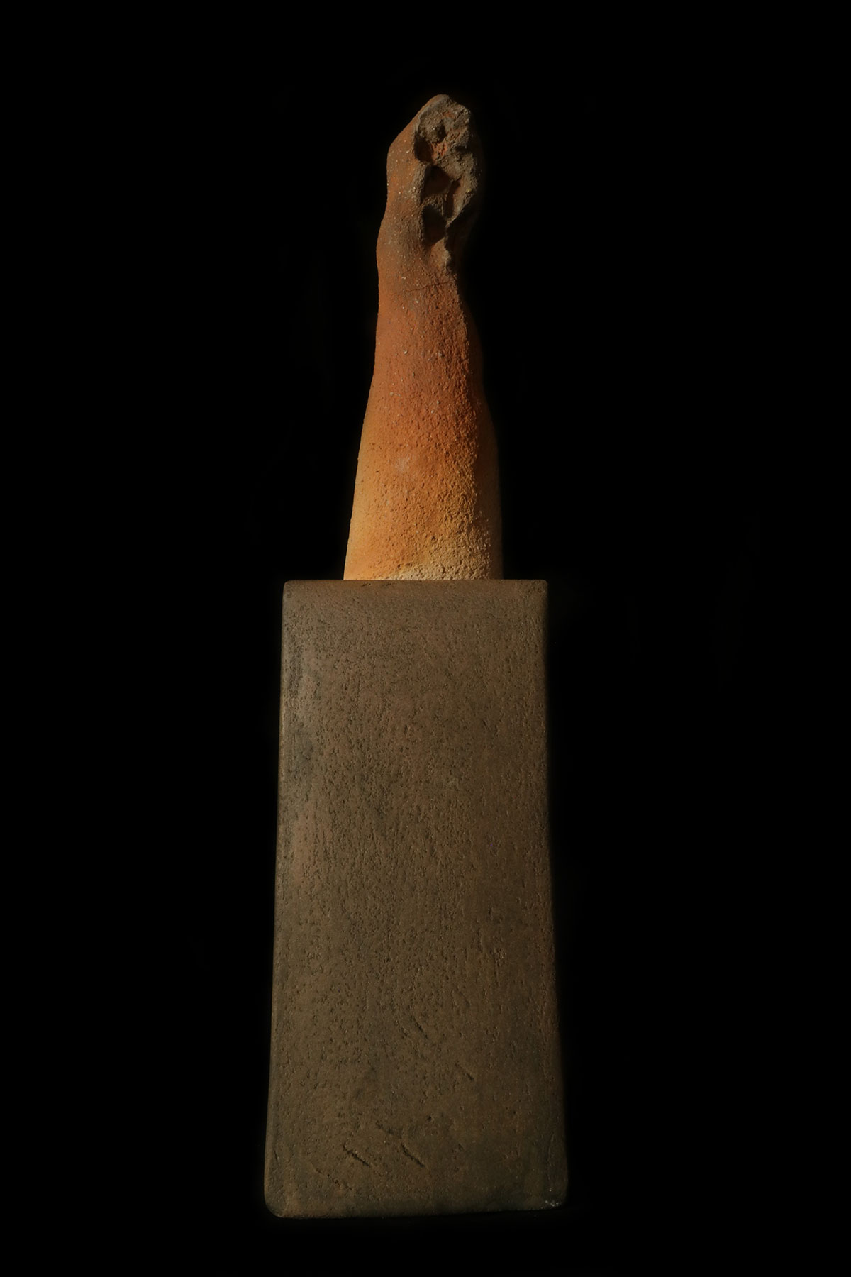 NP Réveillard, sculpture « Mère et Enfant… »∼ « Mother and Child… » // H: 37cm (H. base: 35cm). // Grès, cuisson bois (socle: grès, oxydes métalliques, sigillée)∼ Stoneware, wood kiln (base: stoneware, metal oxides, sigillated) // 2018/2020