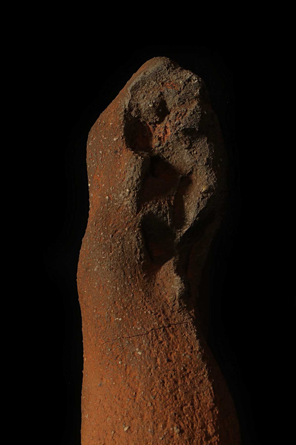 NP Réveillard, sculpture « Mère et Enfant… »∼ « Mother and Child… » (detail) // H: 37cm (H. base: 35cm). // Grès, cuisson bois (socle: grès, oxydes métalliques, sigillée)∼ Stoneware, wood kiln (base: stoneware, metal oxides, sigillated) // 2018/2020
