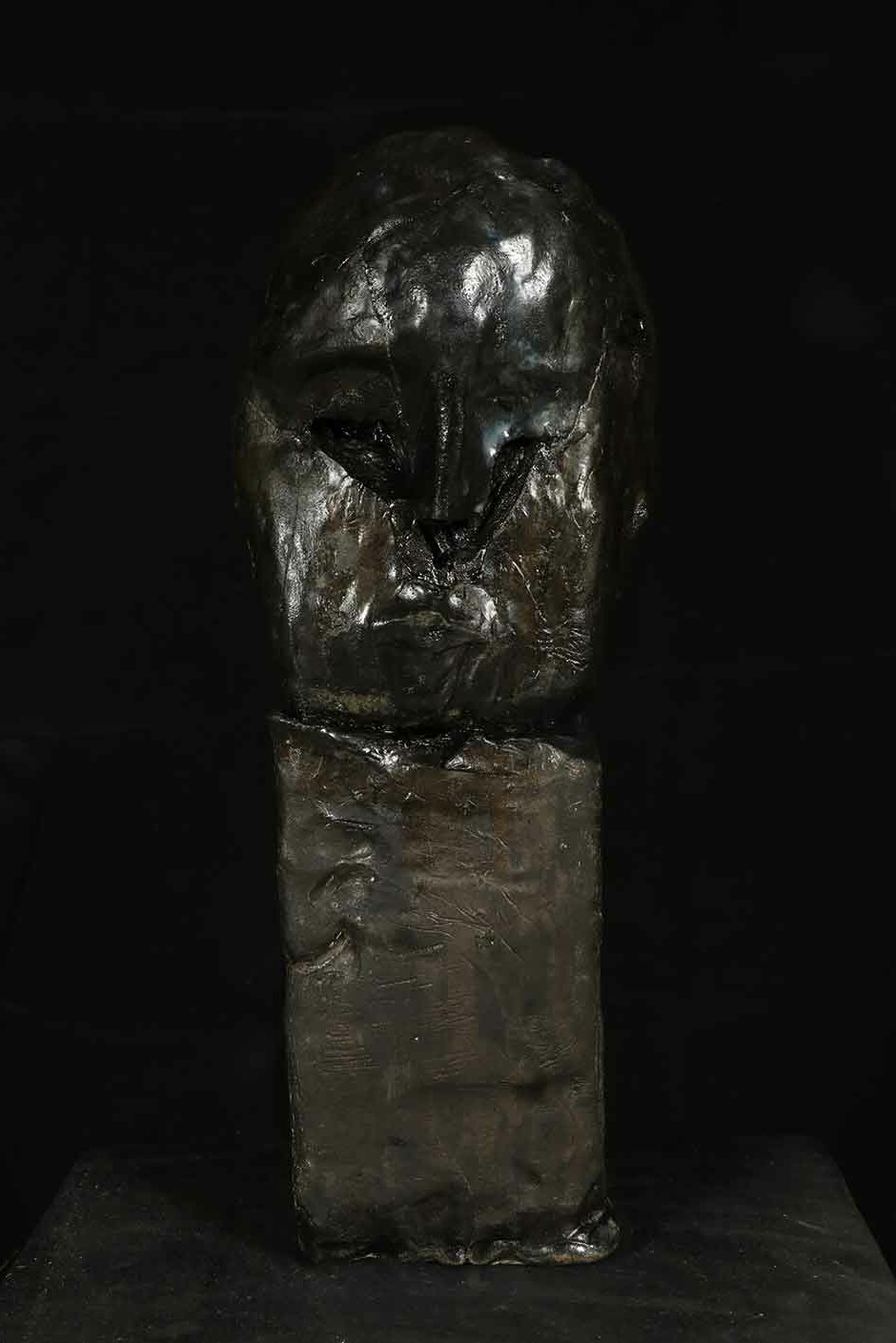 « Tête privée de liberté » ∼ « Head deprived of liberty » // H: 46cm. // Grès, émaux (cuissons bois), résine et pigment ∼ Stoneware, glazes (wood kiln), resin and pigment // 2018/2021