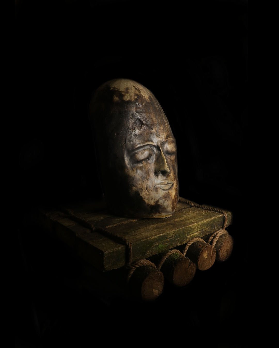 Nicolas-Pierre Réveillard, sculpture « Je t’aime » ∼ « I love you » // H: 86 cm // Grès, sigillées (cuisson bois), bois, corde, pluie ∼ Stoneware, sigillated (wood kiln), wood, rope, rain // 2018/2021 (8)